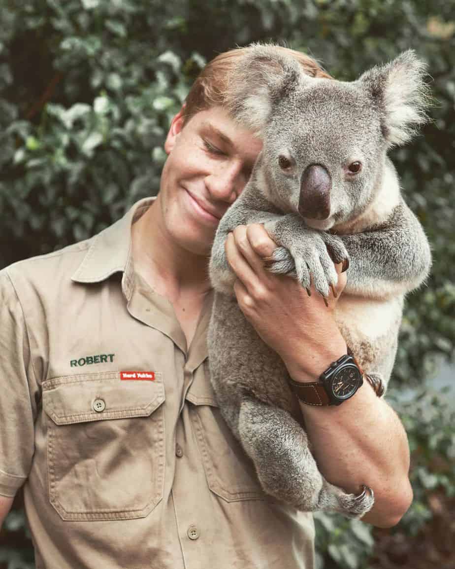 Photo of Robert Irwin cuddling a koala reminds people of his late(01)