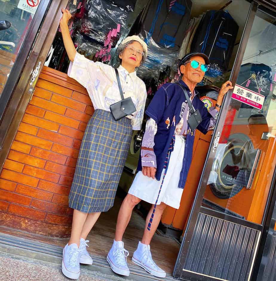 Elderly laundromat owners go viral modeling customers' forgotten clothes
