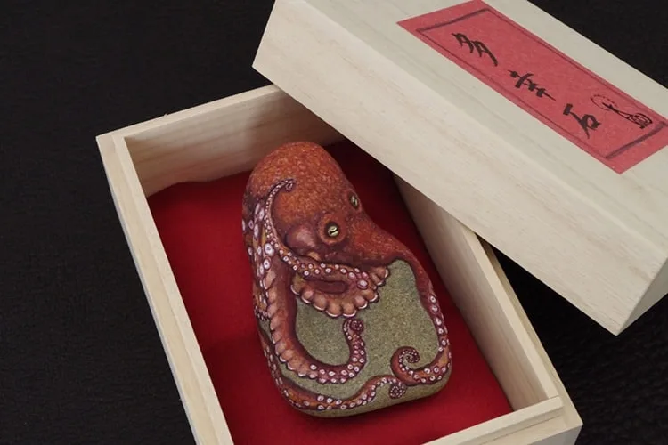 An image of an octopus painted on a stone by Akie Nakata