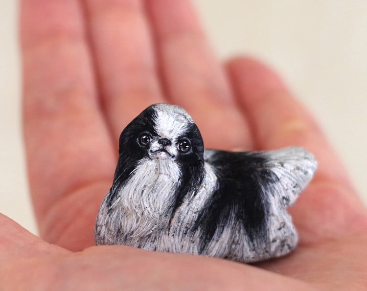 An image of an dog painted on a stone by Akie Nakata