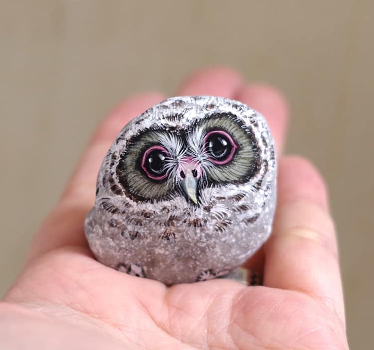 An image of an owl painted on a stone by Akie Nakata