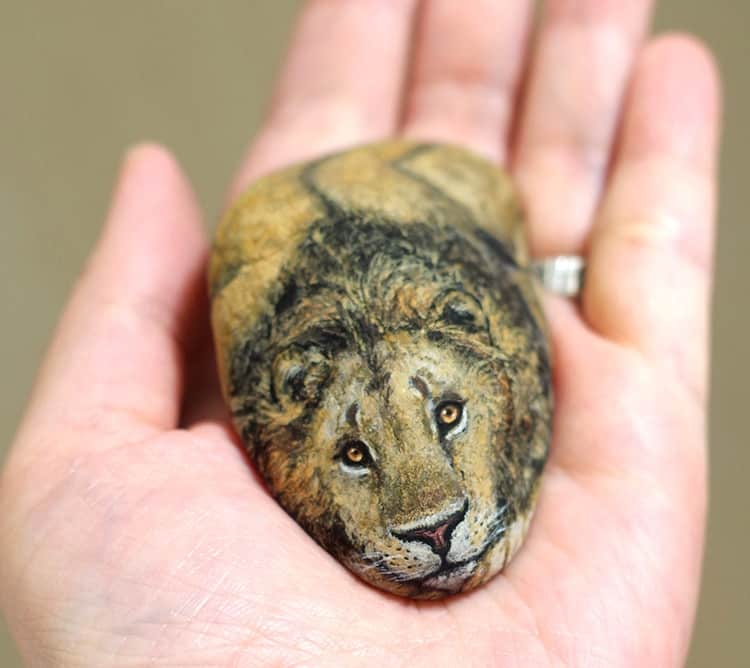 An image of a lion painted on a stone by Akie Nakata