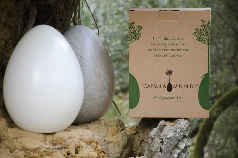 Capsula Mundi urns and their packaging