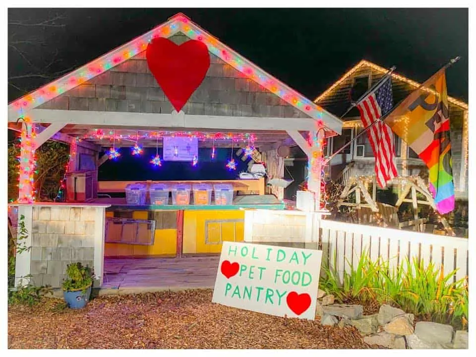 Couple sets up pet food pantry in their front yard so struggling pet