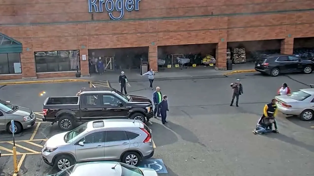 Surveillance footage of Deshawn Pressley tackling a thief in a Kroger parking lot