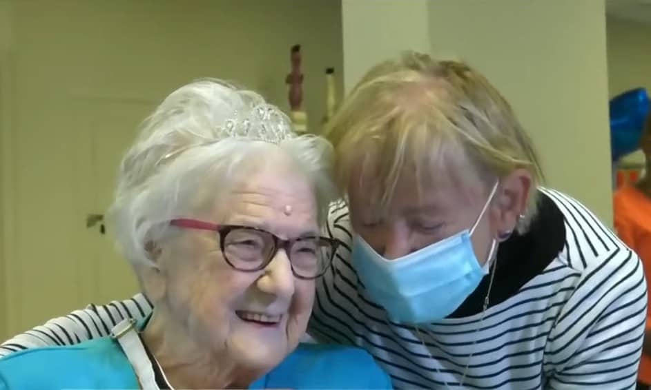 Gerda Cole and Sonya Grist meeting for the first time in Canada in a long term care home
