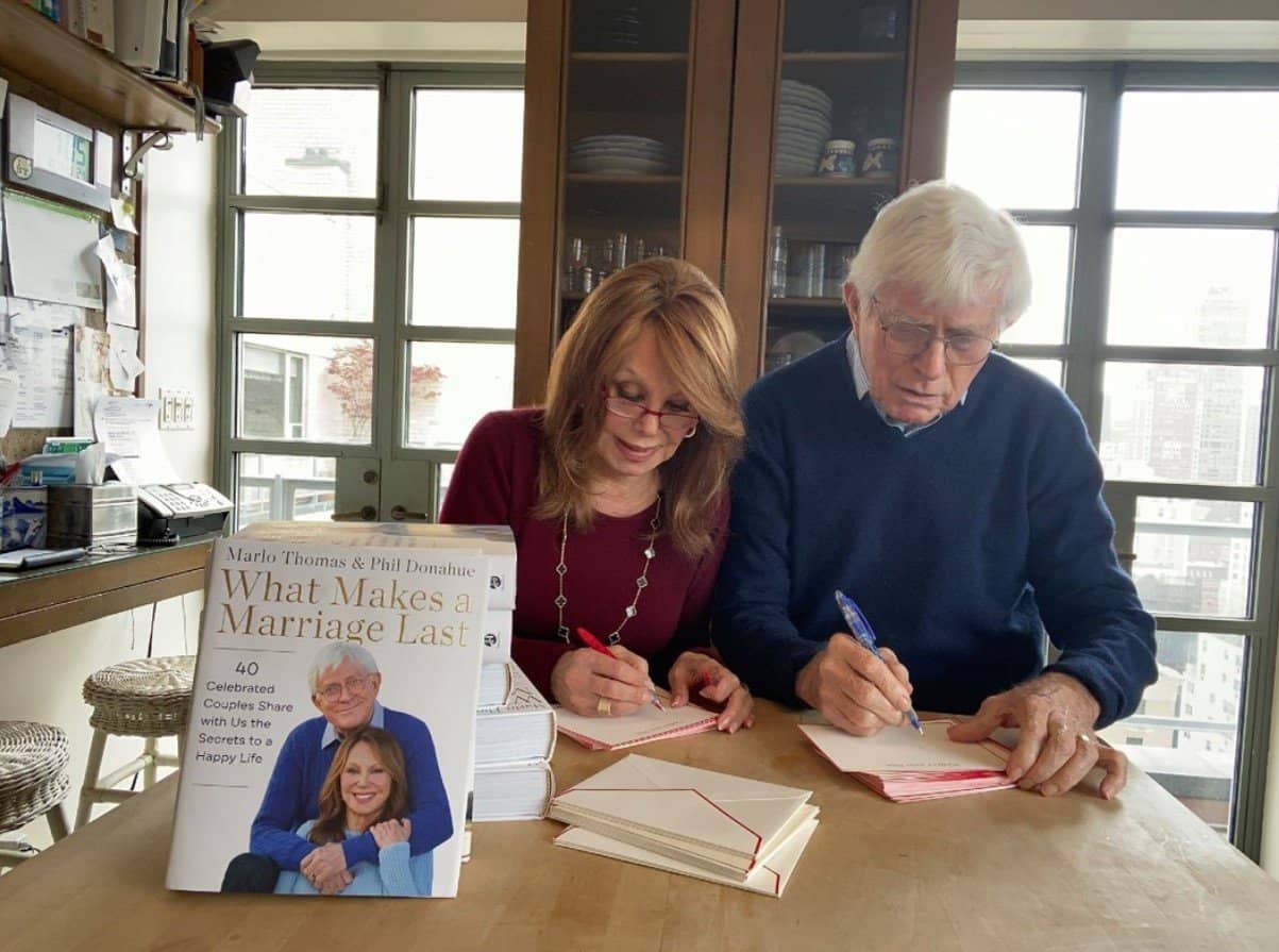 Marlo Thomas, 84, and Phil Donahue, 86, signing books