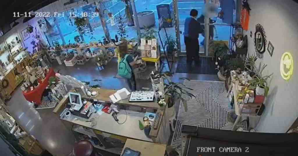 Footage shows young boy escaping stranger's attempt to lure him by