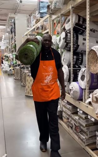 Shaquille O'Neal carries a carpet at Home Depot for his music video