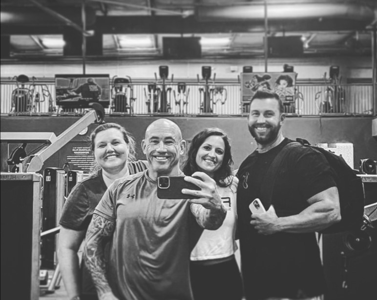 Woman working out regular gets encouragement from a 'gym bro'