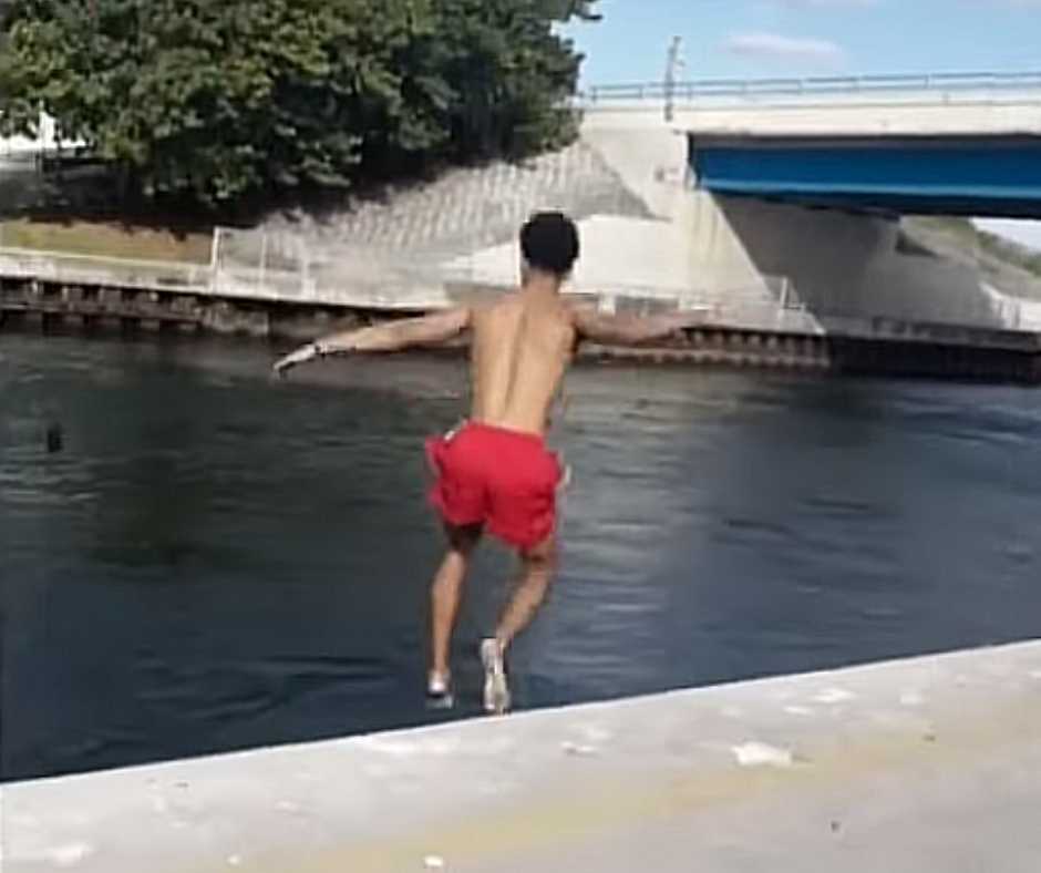 Jakob jumps to the canal upon seeing a drowining woman.