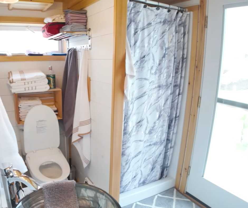 Bathroom at the first floor